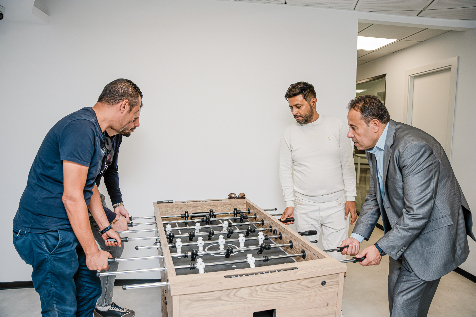 Détente au baby-foot du bureau