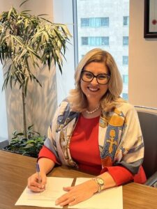 La présidente et chef de la direction de l'Ordre des CPA du Québec, Mme Geneviève Mottard, CPA (Groupe CNW/Ordre des comptables professionnels agréés du Québec)